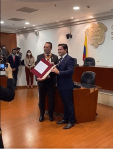 Representante a la Cámara por los colombianos en el exterior Juan David Vélez Trujillo, condecorando al Abogado Victor Mosquera Marín